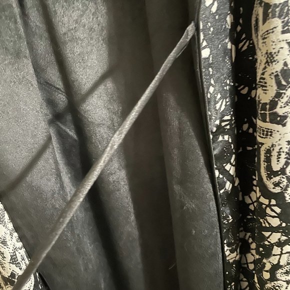 Oscar De La Renta Black and White Abstract Pattern Robe - Picture 10 of 10